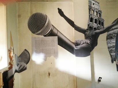 Mural de Candy Chang. Seus projetos artísticos sempre envolvem a participação ativa do público, trazendo à tona questões de identidade, mortalidade e pertencimento