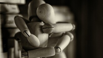 Marionette di legno. Fa freddo amica mia anche quando mangiamo, ma che freddo sento se non ci abbracciamo