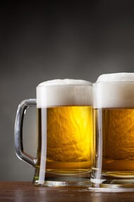 Dos jarras de cerveza