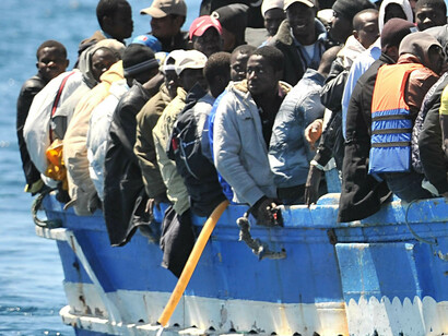 Las barcas transportan muchas más gente de la que pueden llevar sin riesgo