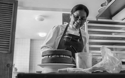 Leonor Zambrano transforma la memoria, la tradición familiar y la imaginación en una pastelería donde cada postre es una forma de contar historias