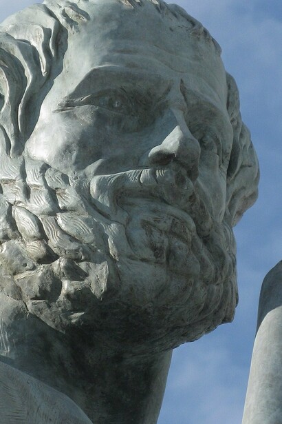 Estatua de Aristóteles en la Universidad Aristóteles de Tesalónica, Grecia