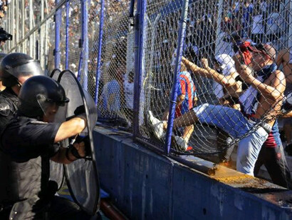 Carga policial en el estadio