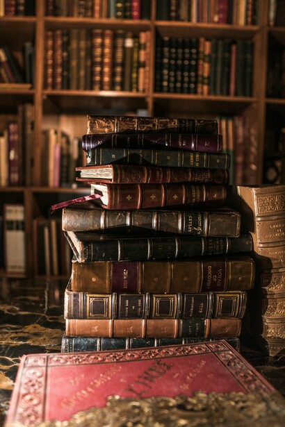 Antiguos libros de filosofía clásica. Sócrates y Platón consideran que la filosofía puede orientar a los seres humanos a preparar su deceso