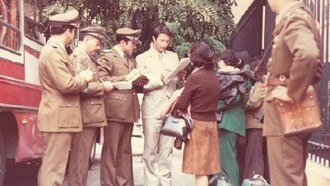 I carabinieri controllano i rifugiati in partenza alla uscita della ambasciata italiana. Barbarani in centro.