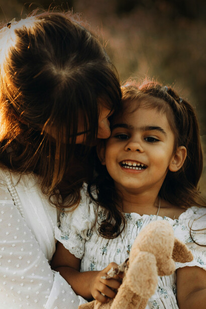 Acoger a un niño es un acto de amor que va más allá de la comodidad personal y busca reparar una herida social profunda
