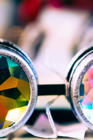 Occhiali con lenti prismatiche colorate. Scopri l'importanza dei filtri nella percezione della realtà: come cambiano il nostro umore e la nostra visione del mondo