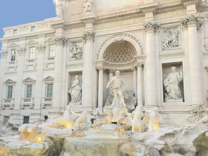 Jogar três moedas na fonte, com a mão direita sobre o ombro esquerdo, promete amor e retorno à cidade