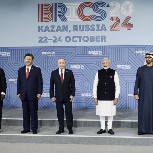 Le 16e sommet des BRICS au Kazan Expo Center, en Russie, le 23 octobre 2024. De gauche à droite; le Premier ministre éthiopien Abiy Ahmed, le président égyptien Abdel Fattah el-Sisi, le président sud-africain Cyril Ramaphosa, le secrétaire général du Parti communiste chinois Xi Jinping, le président russe Vladimir Poutine, le Premier ministre indien Narendra Modi, le président des Émirats arabes unis Mohammed bin Zayed Al Nahyan, le président iranien Masoud Pezeshkian et le ministre brésilien des affaires étrangères Mauro Vieira