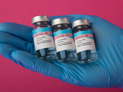 Una colorida variedad de vacunas contra el coronavirus sobre un fondo rosa destaca la importancia de la medicina preventiva y las vacunas