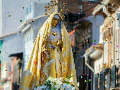 Statue de la Vierge Marie dans une rue colorée, Espagne