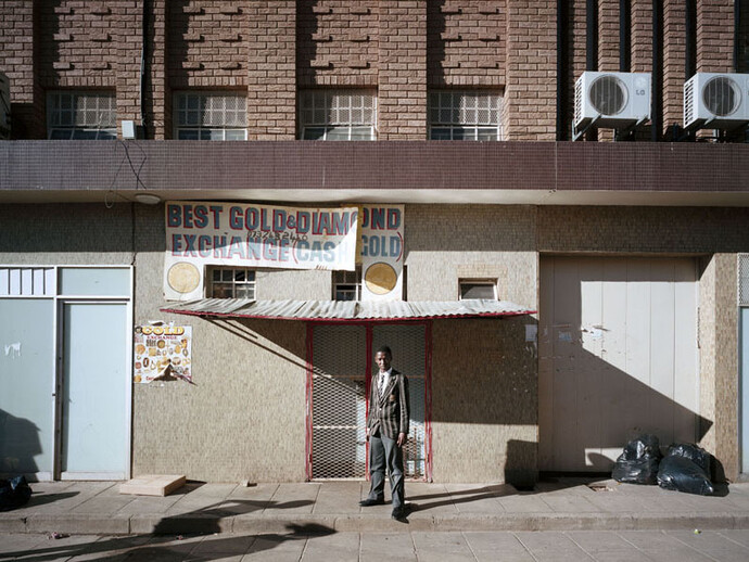 Patrick Tourneboeuf, Trace - Kimberley #28, Étudiant en uniforme à la sortie des cours. Centre ville - Currey Street - Kimberley. Afrique du Sud, Mission Transition, Septembre 2012, Tirage c-print Lambda d’après négatif, Edition 1/8 + 2 AP tout format confondu, 52 x 68 cm (image 34 x 50 cm)