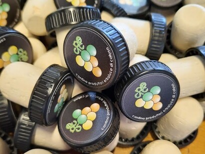 Tappi dei vini delle cantine Erbaluce di Caluso, Piemonte, Italia