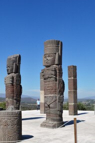 Telamones, Tula, México. O sucesso do livro levou à produção de um documentário homônimo, lançado em 1970 e baseado nas ideias apresentadas por von Däniken