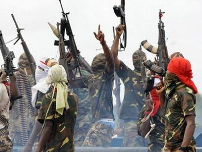 Miembros del grupo terrorista Boko Haram enarbolan sus armas