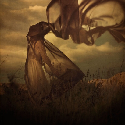 Nell'aere.  Ph Brooke Shaden