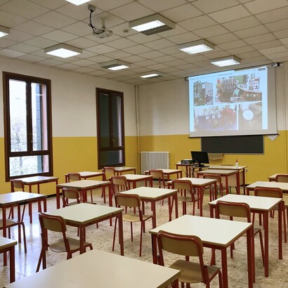 Mentre si celebra il ricordo dei banchi di scuola, restano in secondo piano i problemi reali dell’istruzione, dal precariato dei docenti all’abbandono scolastico