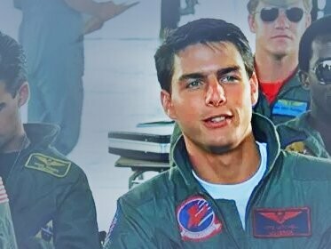 Tom Cruise em cena do filme Top Gun.  O cinema, em particular, com seu poder de imersão e identificação, é um terreno fértil para a operação do soft power. As histórias que nos contam, os heróis que nos apresentam e os vilões que desumanizam desempenham um papel fundamental na construção de nossa visão de mundo