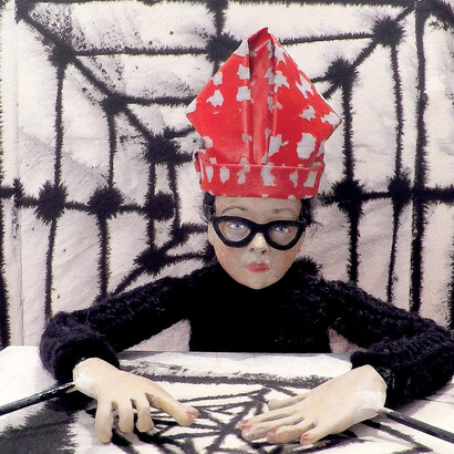 Marie-Claude Bouthillier (née en 1960), Cartes sur table avec Marinette, 14 saynètes, 2016-2017, vidéo, contreplaqué, durée : 15 min 35 s, marionnette (création et manipulation), décors, scénario, tournage et montage : Marie-Claude Bouthillier, étalonnage final : Michel Giroux. Collection de l’artiste. © Marie-Claude Bouthillier