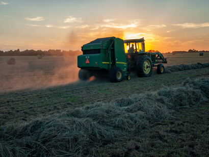 Silhouette d’un camion agricole au lever du jour : une image qui rappelle les tensions entre libre-échange, souveraineté alimentaire et durabilité