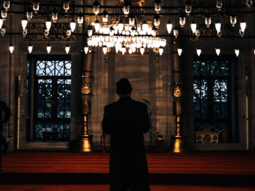 La idea de una falta absoluta de confianza o creencia  es cuestionada por quienes ven en todo ser humano una necesidad de buscar sentido o trascendencia La Mezquita Azul, Estambul, Turquía
