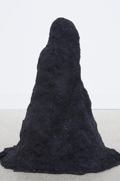 Tertúlia, Agnieska Kurant, Montes de cupim construídos por cupins com areia colorida, glitter e cristais, 2015, 58,4x61x61cm