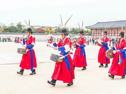Soldati che marciano durante una parata tradizionale cinese: "Sono tutti cinesi! Ha esclamato Haoyu presentandosi alla porta.  
E noi che pensavamo fosse la nostra festa abbiamo capito. Quello che avevamo davanti ai nostri occhi era Storia, il nuovo mondo.     
La nostra vita"
