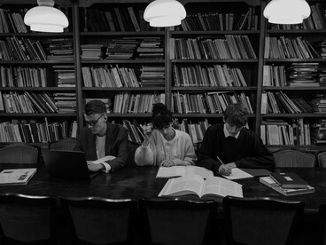 Berit diz que “As redes sociais prosperam com exageros e emoções fortes – algo que não é da alçada de bibliotecas e outras instituições públicas”
