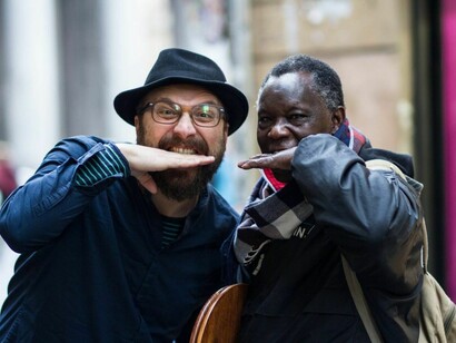 Gesto tipico di avvertimento rivolto ai bambini che non ascoltano i genitori