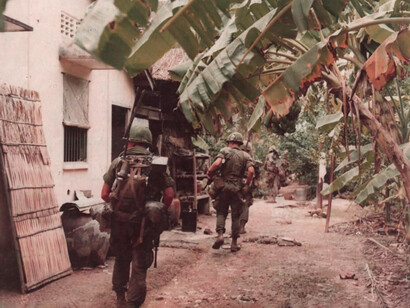 Soldados patrullando durante la Guerra de Vietnam, octubre de 1968