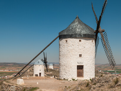 La mayoría de los molinos de viento españoles, como los descritos en el Quijote de Cervantes, se encuentran en la provincia de Castilla-La Mancha, en el centro de España.
