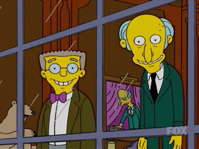 Smithers y el señor Burns asomados al ventanal del despacho de la central nuclear
