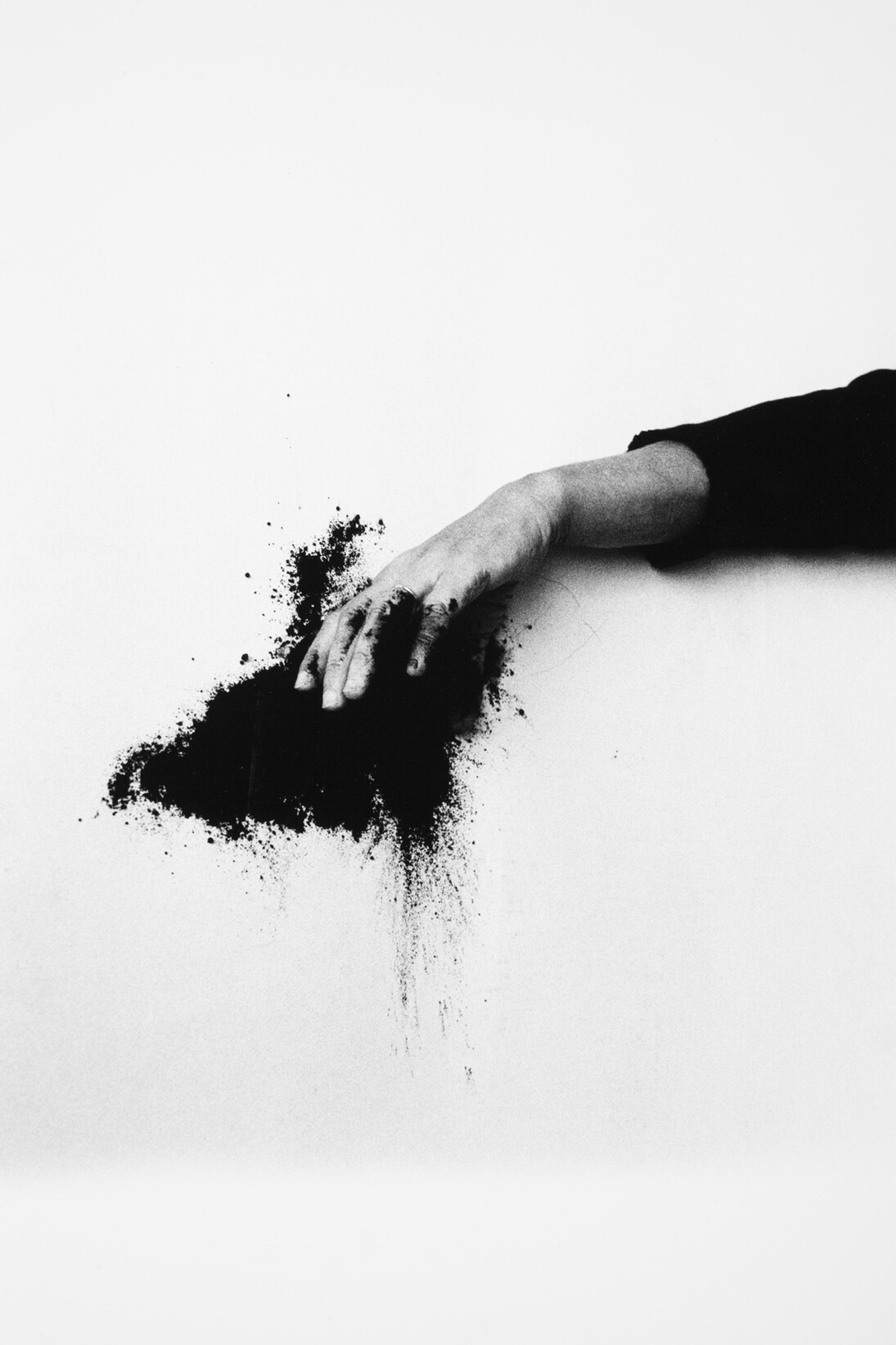 Helena Almeida, Saída negra [Black Exit], 1995
Photographie noir et blanc (5 éléments), 71 × 48 cm (chaque) Coll. Norlinda and José Lima, long-term loan to Núcleo de Arte da Oliva Creative Factory, S. João da Madeira. Photo Aníbal Lemos, courtesy Núcleo de Arte da Oliva Creative Factory, S. João da Madeira

