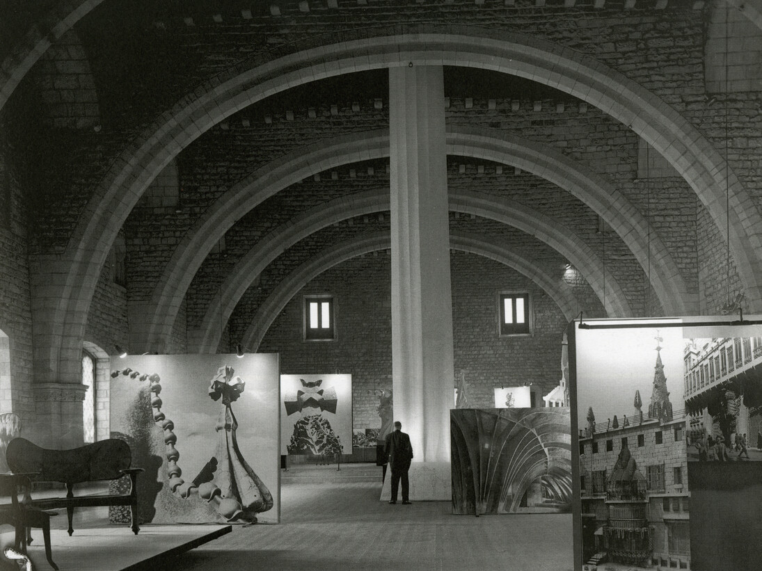 L’exposició Gaudí al Saló del Tinell muntada per Josep Ma. Sostres i Oriol Bohigas i Joan Prats. Barcelona, 1956. © Fons Fotogràfic F. Català – Roca – Arxiu Fotogràfic de l’Arxiu Històric del Col•legi d’Arquitectes de Catalunya 