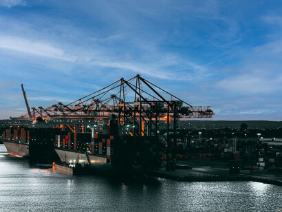 Navio de carga. A rasa preparação económica e comercial dos intervenientes, permite tiros nos próprios pés que, possivelmente a vergonha e a vaidade