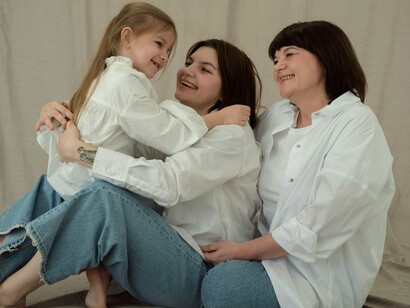 Três gerações de mulheres da mesma família. A tecelagem unia mãe e filha, mais uma vez ressignificando, entrelaçando e criando, como sempre