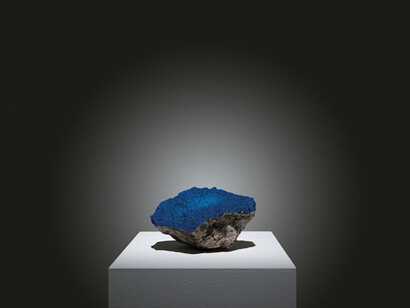 Makoto Ofune, Reflection field - Autunite, 2017, Powdered mineral pigments on Autunite, 8 x 13.5 cm. Photo: Mari Tanabe