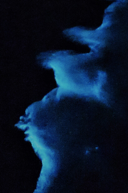 Causado por bactérias bioluminescentes, o mar leitoso gera uma luz constante que pode cobrir centenas de quilômetros quadrados por várias noites