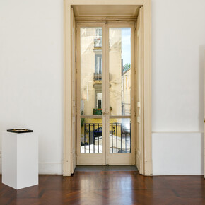 Artisti vari, Dove il futuro fu, il passato sarà, il forse è, vista della mostra. Cortesia di Galleria Tiziana Di Caro. Foto di Danilo Donzelli