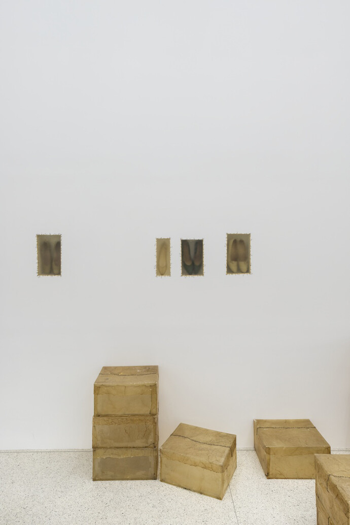 Installation view: Doris Salcedo, Solomon R. Guggenheim Museum, New York, June 26–October 12, 2015, Photo: David Heald © Solomon R. Guggenheim Foundation