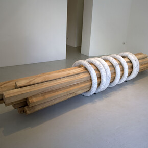 Hidetoshi Nagasawa, Sette anelli, marmo di carrara e legno, 2015, 460 cm e diametro 70 cm, prezzo: 250.000 €
