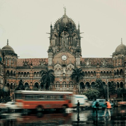 Il Chhatrapati Shivaji Terminus è uno storico capolinea ferroviario e patrimonio dell'umanità dell'UNESCO a Mumbai, Maharashtra, India. Il capolinea è stato progettato dall'ingegnere architettonico britannico Frederick William Stevens su progetto iniziale di Axel Haig, in un esuberante stile gotico italiano