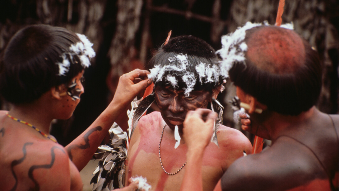 Fritz Trupp Yanomami-Männer schmücken sich für ein Fest, um 1980. Mit freundlicher Genehmigung des Weltmuseum Wien