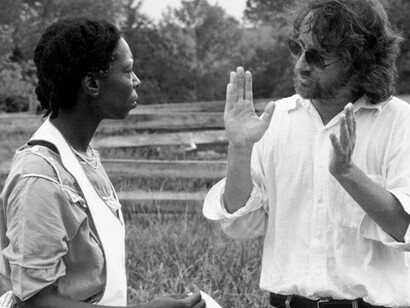Steven Spielberg dirigindo Whoopi Goldberg no filme "A cor púrpura". Spielberg é um realizador à moda antiga, que criou um estilo de direção muito característico, facilmente reconhecível