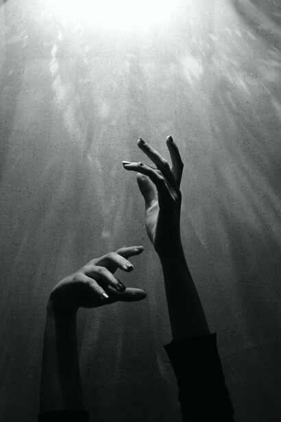 Circondato da una grande gioia perché ho bevuto il liquore brillante 