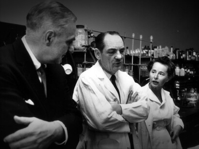 Gertrude B. Elion, George Hitchings y el presidente de Burroughs-Wellcome, C. W. Creasy, en un laboratorio en el campus de Tuckahoe, Nueva York, a principios de la década de 1950