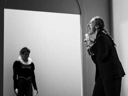 Rappresentazione scenica della rivisitazione di 'Otello' a cura di Andrea Baracco: una nuova favola di gesti, suoni e movimenti più appartenente alle dimensioni della danza e del sogno che a quelle della narrazione