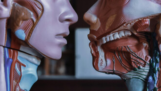 Entenda como a inteligência artificial está transformando a medicina com diagnósticos precisos tratamentos personalizados e inovação na pesquisa