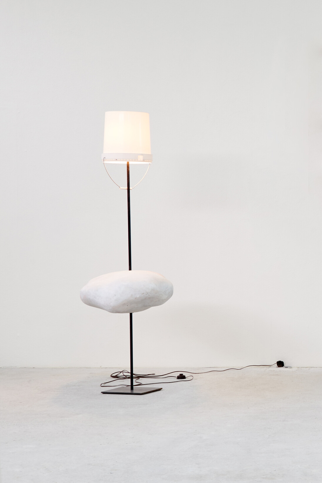 Afterglow (Lamp), 2015
Iron, plastic, Styrofoam, spatula, light bulb, cable. 10 kgs
189 x 128 x 60 cm (74,41 x 50,39 x 23,62 in) 
Courtesy Galerie Thaddaeus Ropac, Paris/Salzburg
photo: Eva Würdinger
