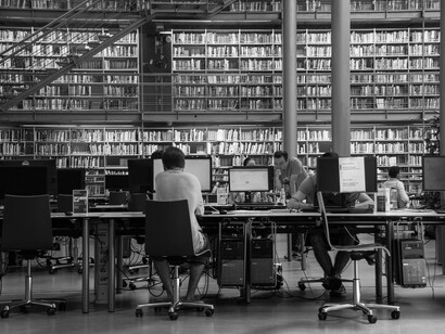 Estudantes na biblioteca